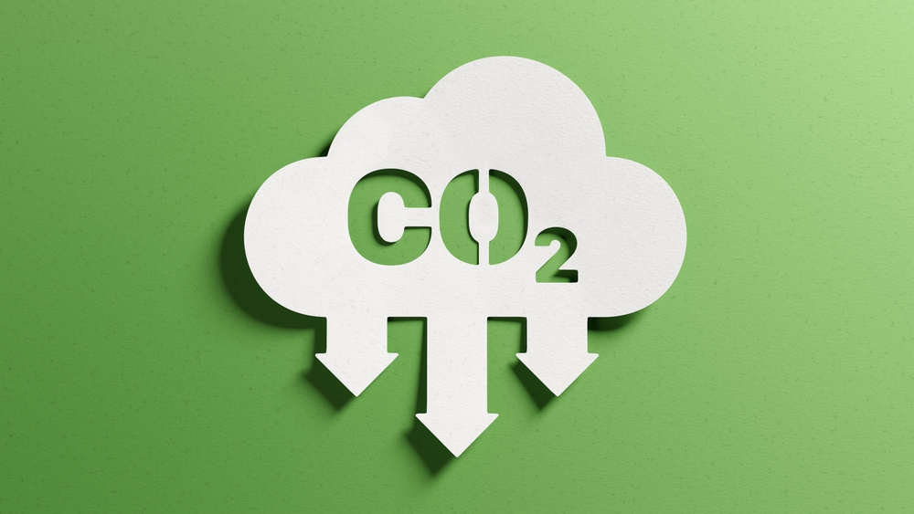 A Ecologi, plataforma de ação climática do Reino Unido, lançou uma nova Estrutura de Avaliação de Projetos de Carbono, com o objetivo de estabelecer um novo padrão de qualidade e transparência no Mercado Voluntário de Carbono (VCM). Esta iniciativa surge em resposta à crescente necessidade de maior rigor e confiança no mercado de créditos de carbono, que tem enfrentado desafios devido a padrões inconsistentes e à falta de credibilidade em alguns projetos. A estrutura da Ecologi integra as melhores práticas de avaliadores de crédito de carbono, como Sylvera, BeZero Carbon, Calyx Global e Renoster, criando um sistema unificado que oferece uma avaliação mais precisa e detalhada. A estrutura é construída sobre três pilares principais — Clima, Natureza e Pessoas — e avalia os projetos com base em duas dimensões centrais: Qualidade e Risco. Essa abordagem permite uma avaliação mais holística e rigorosa, garantindo que cada projeto seja analisado de forma a maximizar sua eficácia e reduzir riscos. O uso de dados e insights da AlliedOffsets, junto com a validação geoespacial da Earth Blox, melhora ainda mais a integridade do processo, proporcionando informações mais profundas e precisas em todas as etapas da avaliação. De acordo com o CEO da Ecologi, Dimitri Theocharis, o lançamento da estrutura visa restaurar a confiança no Mercado Voluntário de Carbono, fornecendo uma maneira mais clara e confiável para as empresas avaliarem seus investimentos em créditos de carbono. Embora o risco não possa ser completamente eliminado, a estrutura é projetada para mitigá-lo significativamente, permitindo que as empresas tomem decisões mais informadas e inteligentes em suas jornadas climáticas, contribuindo para resultados mais impactantes e de maior qualidade.